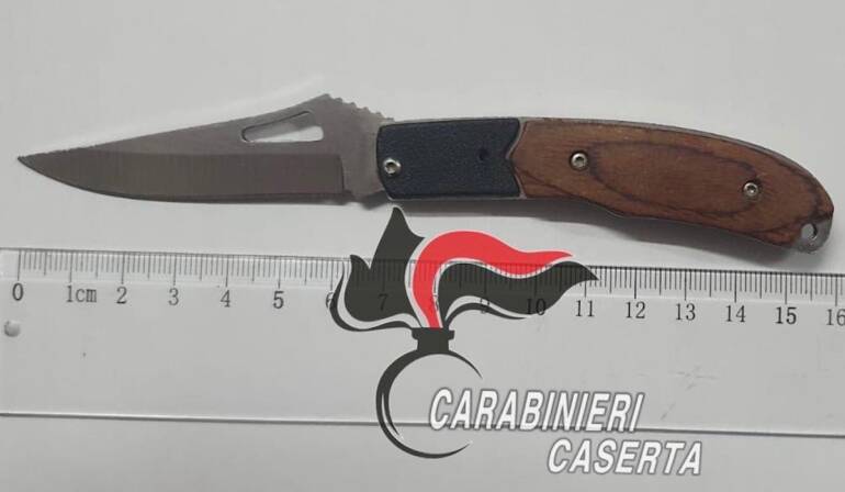 Castel Volturno, irrompe in un bar armato di coltello per rapinare una ‘bionda’: arrestato