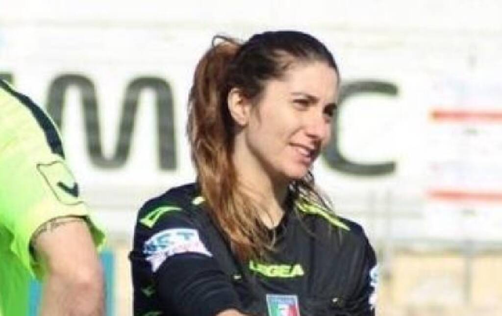 Malore in tribuna, arbitro sospende partita e pratica massaggio cardiaco a spettatore