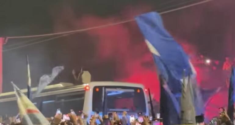 Delirio Napoli in 10mila a Capodichino … Nun te preoccupa’ guaglio, c sta o’Napule Campione!..
