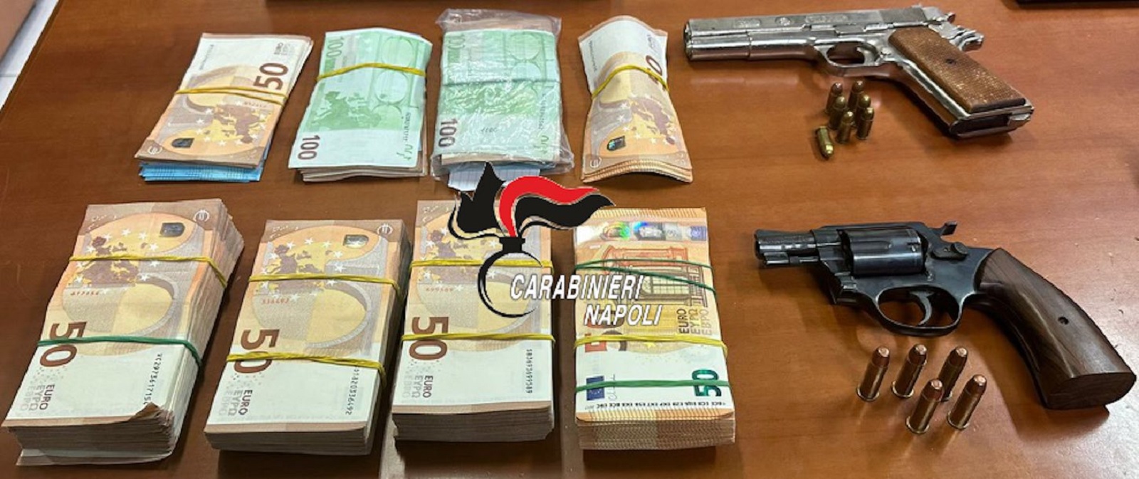 Pistole e 50mila euro in contanti in casa, due anziani fratelli arrestati a Varcaturo