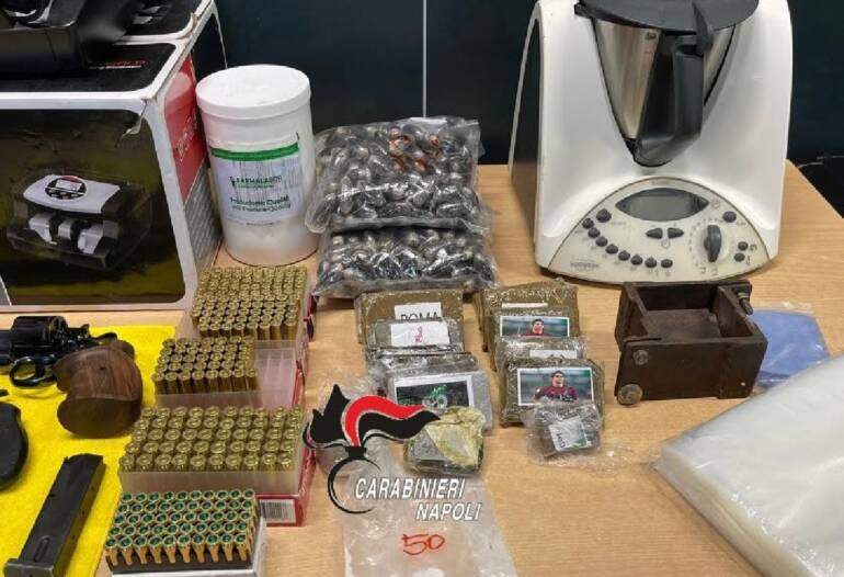 L’auto diventa un deposito di droga e pistole rubate: il sequestro a Scampia