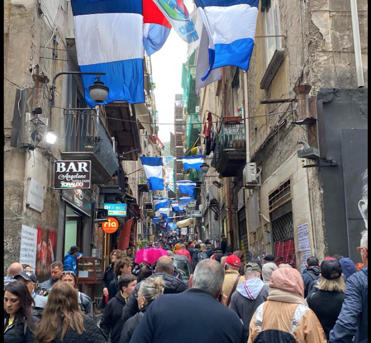 Napoli, folla ai Quartieri Spagnoli per omaggio a murale Maradona