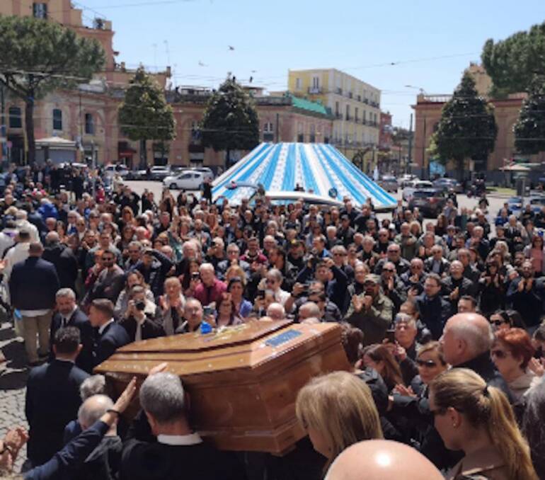 Funerali Federico Salvatore, il gagliardetto del Napoli sulla bara