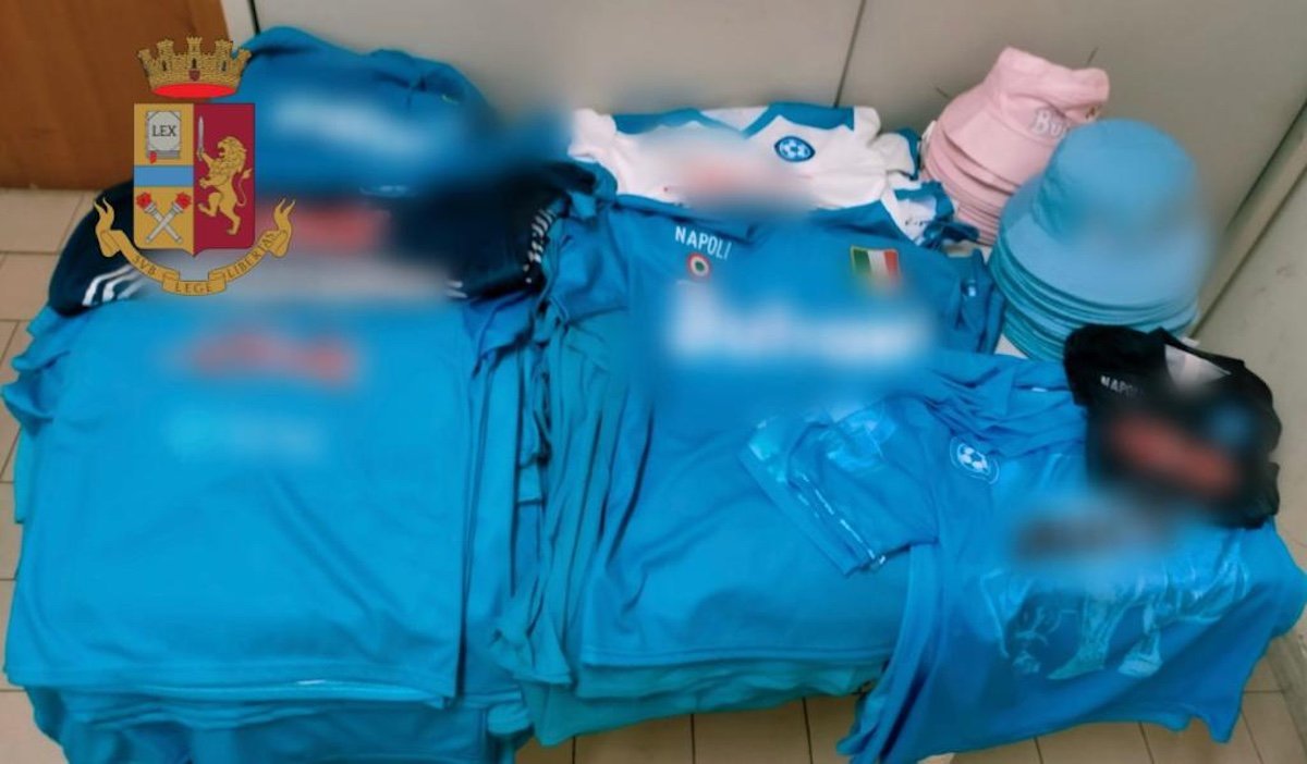 Migrante vendeva falsi gadget del Napoli vicino largo Maradona