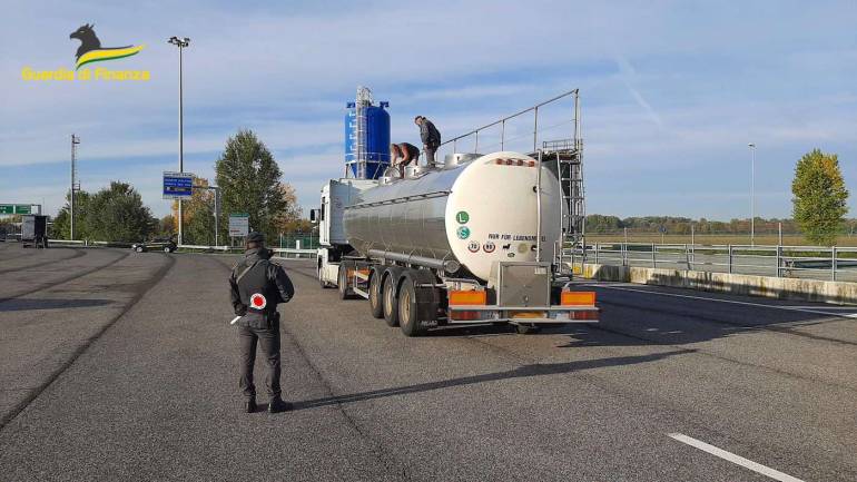 La Finanza sequestra 24mila litri di gasolio di contrabbando destinati a Napoli