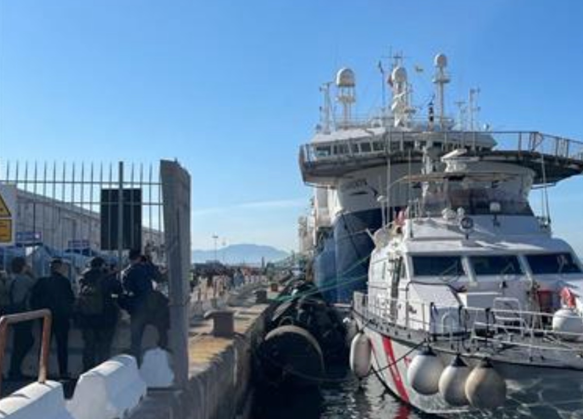 Napoli, sbarcati i 75 migranti dalla Geo Barents: andranno all’ospedale del Mare