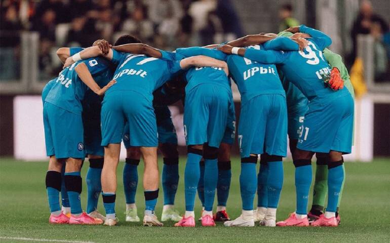 Lunedì la presentazione delle nuove maglie del Napoli con lo scudetto