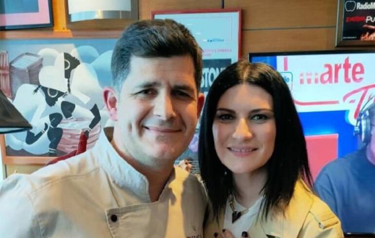 Laura Pausini, elogio social alla colomba del pasticciere napoletano Di Rosa. VIDEO
