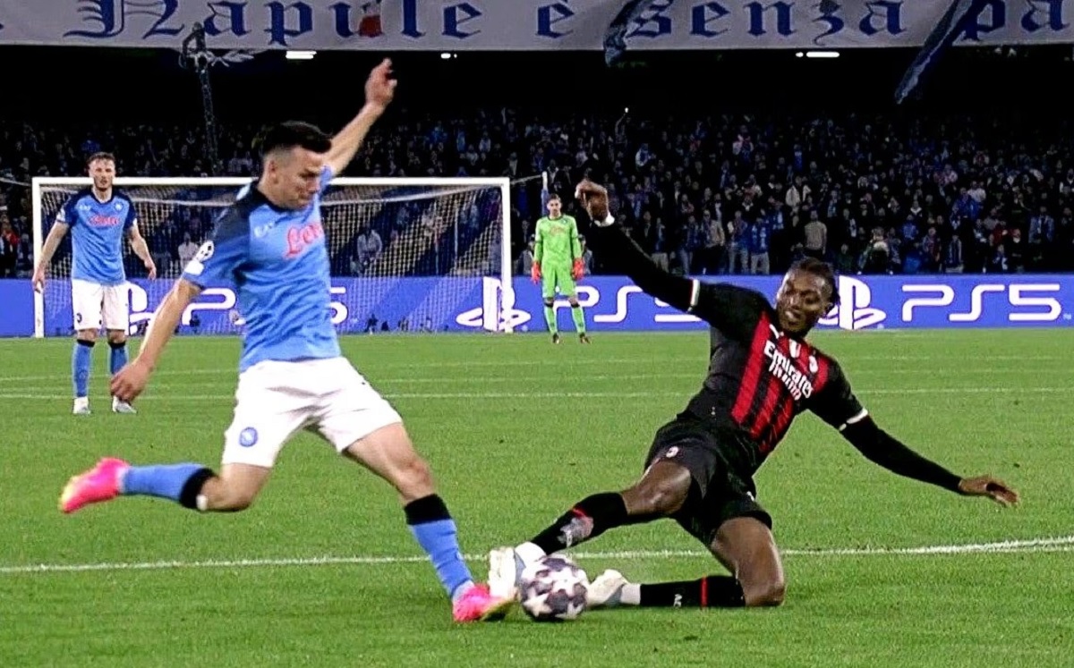 La UEFA celebra l’intervento di Leao su Lozano: bufera social, tifosi del Napoli furiosi