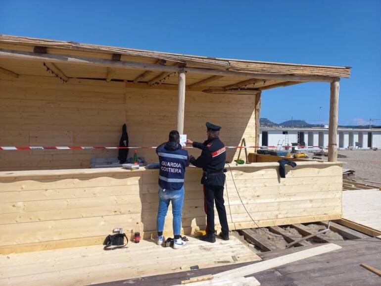 Licola, scoperti abusi edilizi nello stabilimento balneare: 6 denunciati
