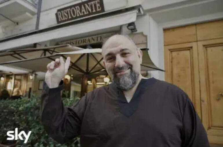 Chef napoletano chiede aiuto: ‘Ristorante vuoto perché sono gay’