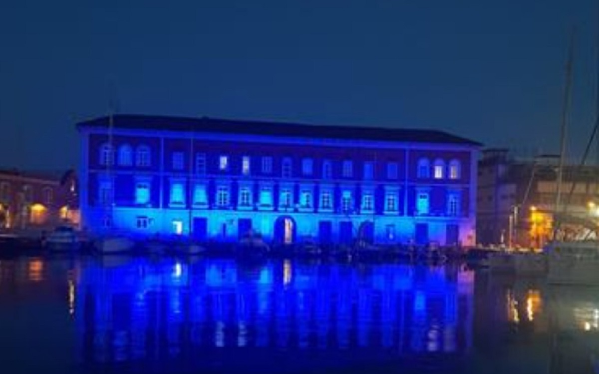 Festa scudetto Napoli, anche la Marina militare si “illumina d’azzurro”