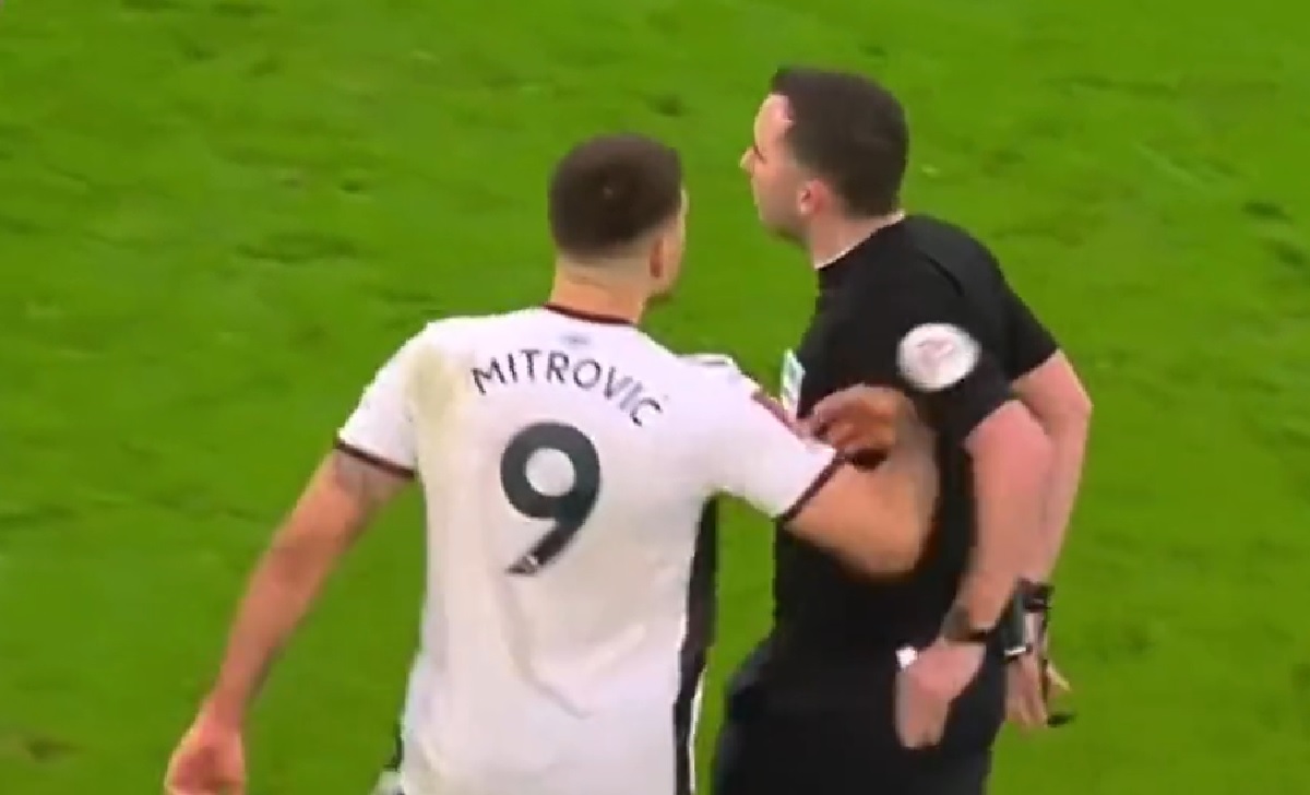 Spinta all’arbitro, squalifica choc per Mitrovic in Inghilterra: otto giornate di stop