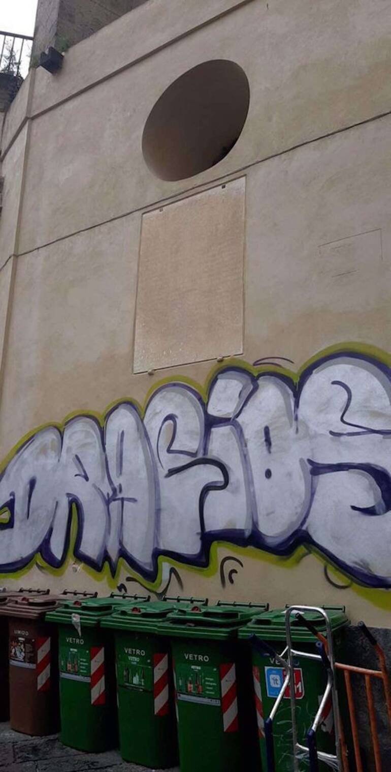 Napoli, imbrattata con un murale la facciata della Chiesa di San Domenico Maggiore