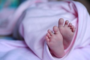Gemelline premature salvate a Castellammare: parto d’emergenza per turista inglese