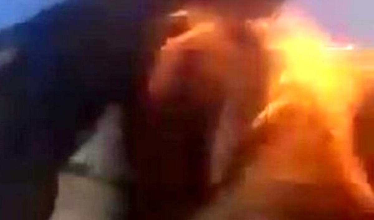 Si dà fuoco davanti alla stazione di polizia in diretta Facebook, la protesta choc di un calciatore tunisino