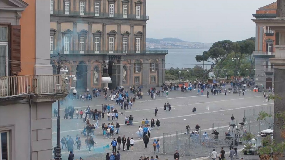 Tifosi del Napoli delusi e piazza Plebiscito si svuota: “Ma la festa è solo rinviata”