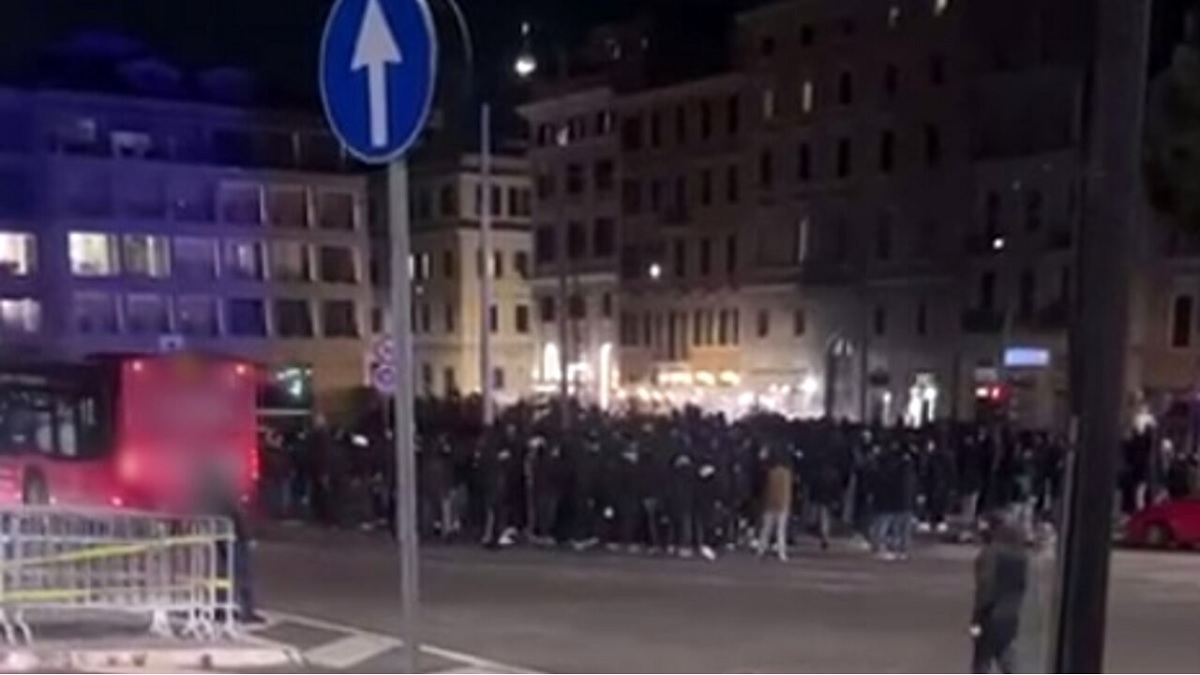 Scontri Roma Feyenoord, ultras giallorossi tentano assalto a olandesi in zona Colosseo