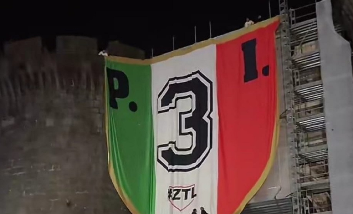 Scudetto al Napoli, un tricolore gigante tra le torri di Porta Capuana