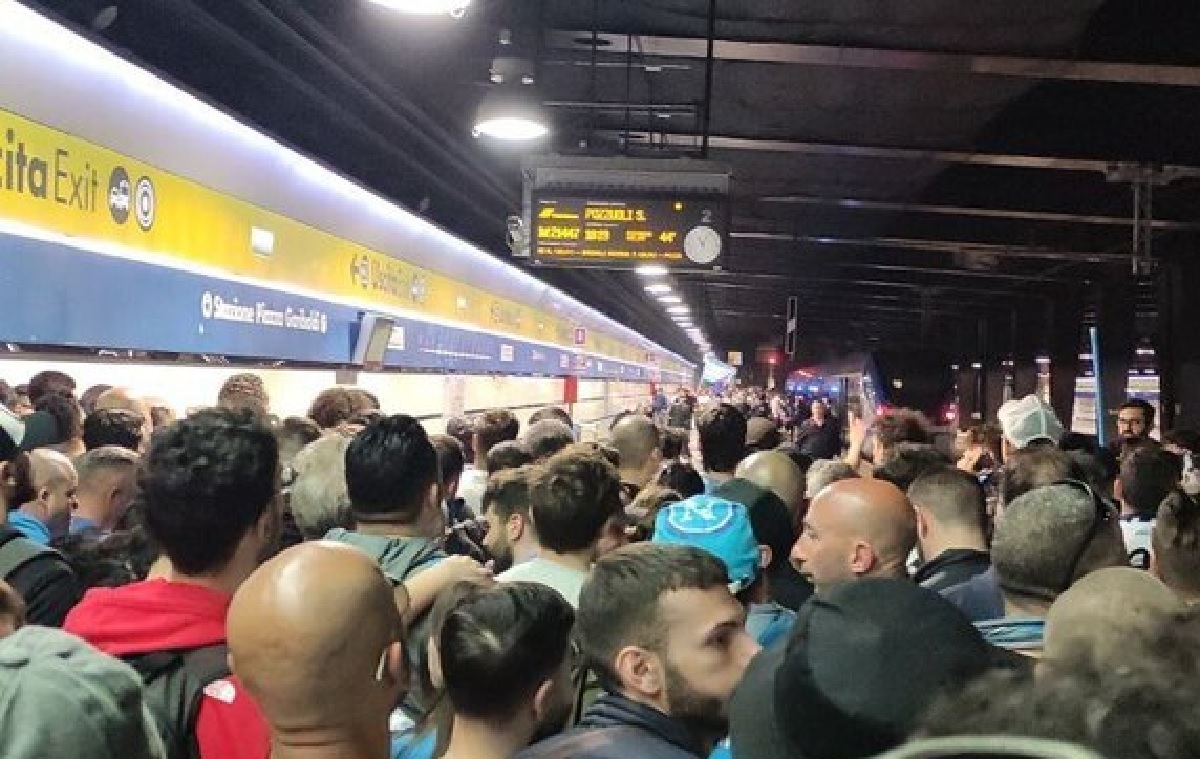 Serata di tensione in stazione a Napoli: biglietti per i treni esauriti, tifosi forzano varco