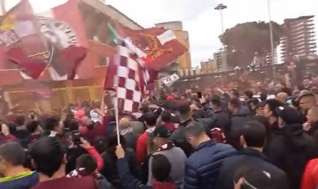 Tifosi della Salernitana in festa all’Arechi dopo il pari con il Napoli: “Abbiamo scritto la storia”. VIDEO