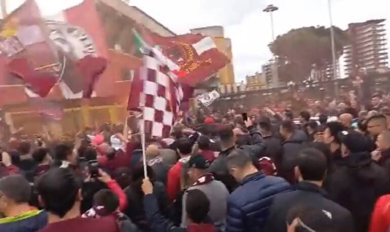 Tifosi della Salernitana in festa all’Arechi dopo il pari con il Napoli: “Abbiamo scritto la storia”. VIDEO