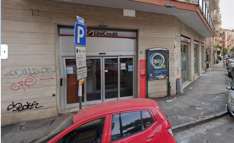 Napoli, rapina un’anziana al bancomat: arrestato 52enne