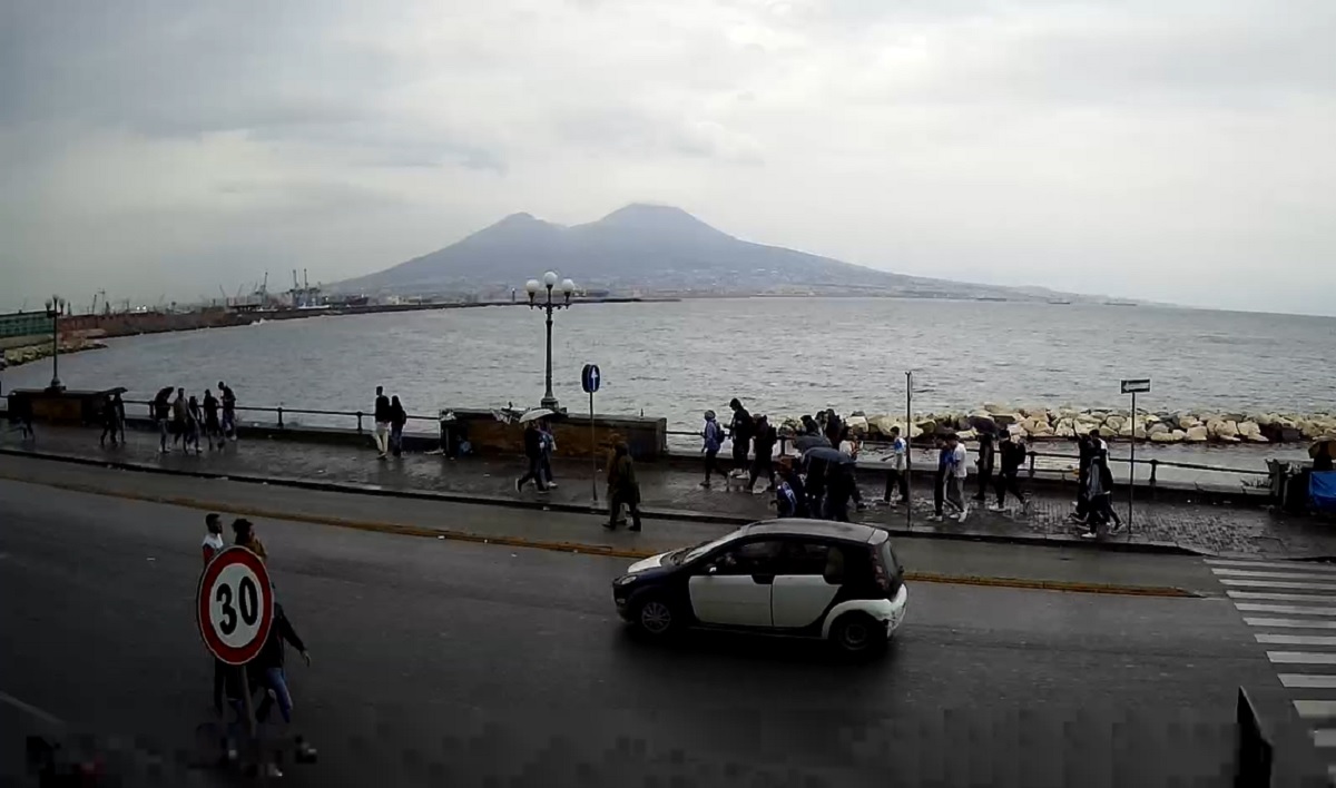 Alleggerite le misure da ‘zona rossa’ a Napoli, riaperti varchi per auto e moto
