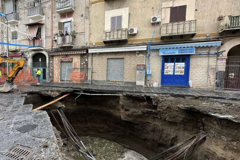 Voragine a Secondigliano: stop ad acqua e gas
