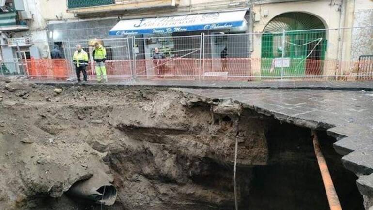 Voragine di Secondigliano, messo in sicurezza lo scavo e riattivata l’acqua