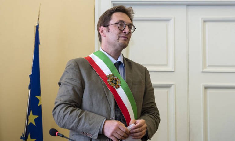 Nola, il sindaco Buonauro si dimette dopo l’inchiesta de Le Iene