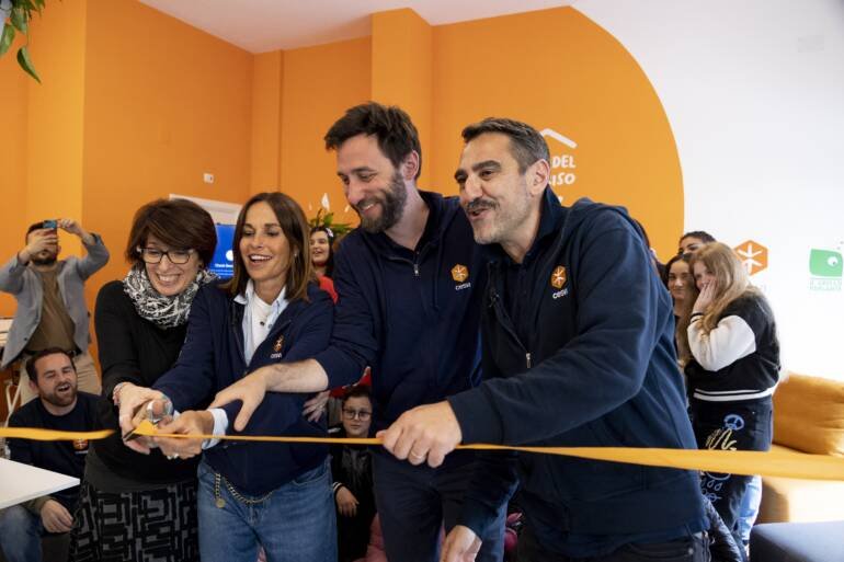 Amadeus e Giovanna Civitillo insieme a Cristina Parodi inaugurano a Napoli la seconda Casa del Sorriso di CESVI
