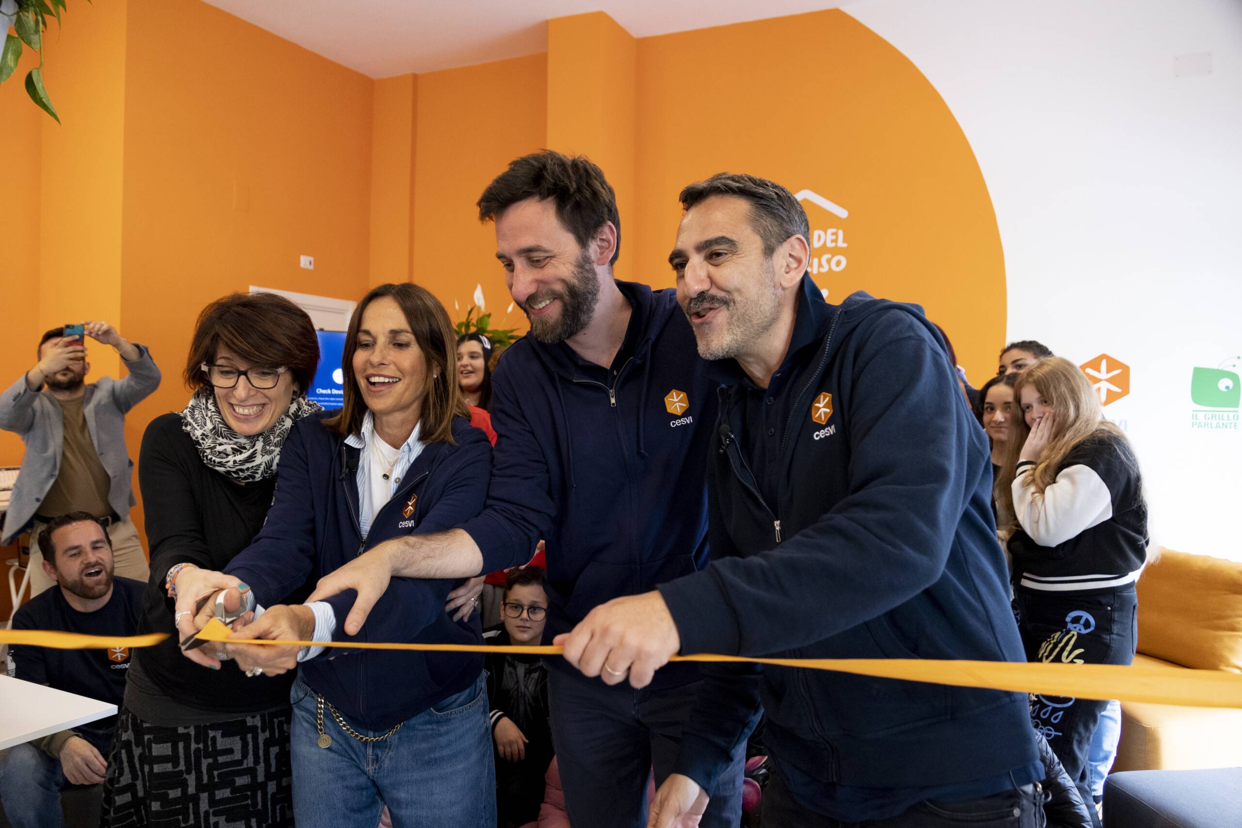 Infanzia maltrattata, a Napoli apre la Casa del Sorriso, inaugurata da Amadeus e Parodi