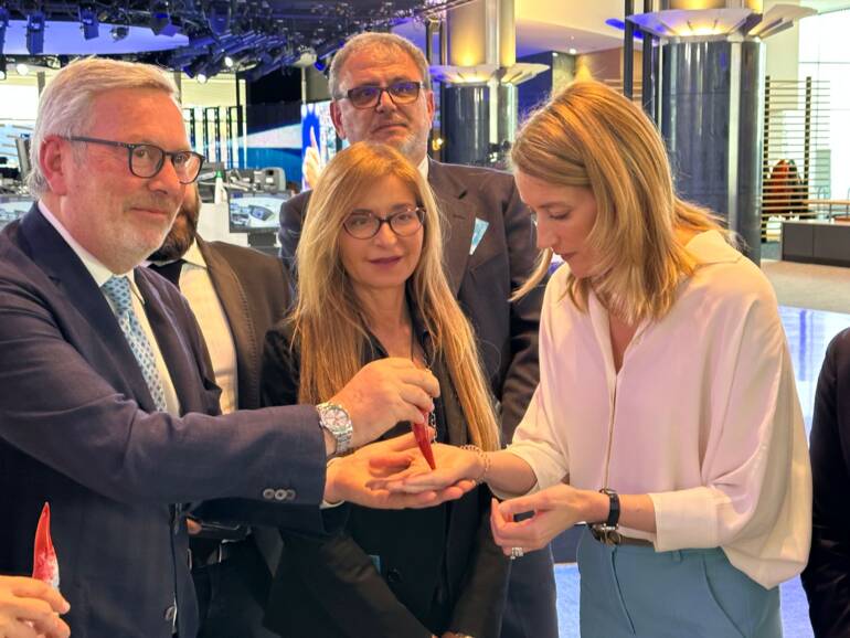 Graus Edizioni a Bruxelles incontra la presidente del Parlamento Europeo Roberta Metsola