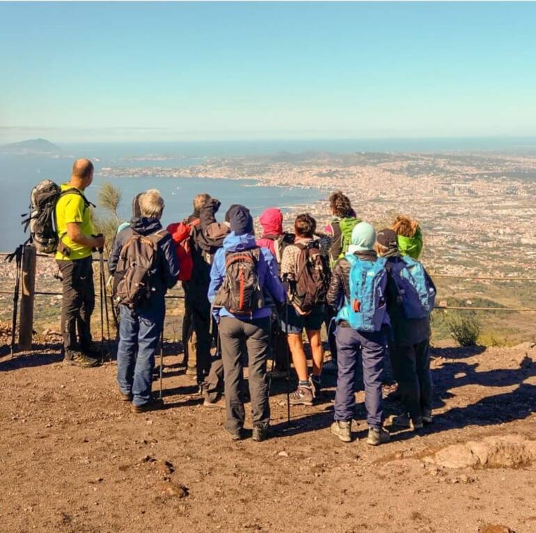 Vendevano prodotti contraffatti ai turisti sul Gran Cono del Vesuvio: due denun ciati