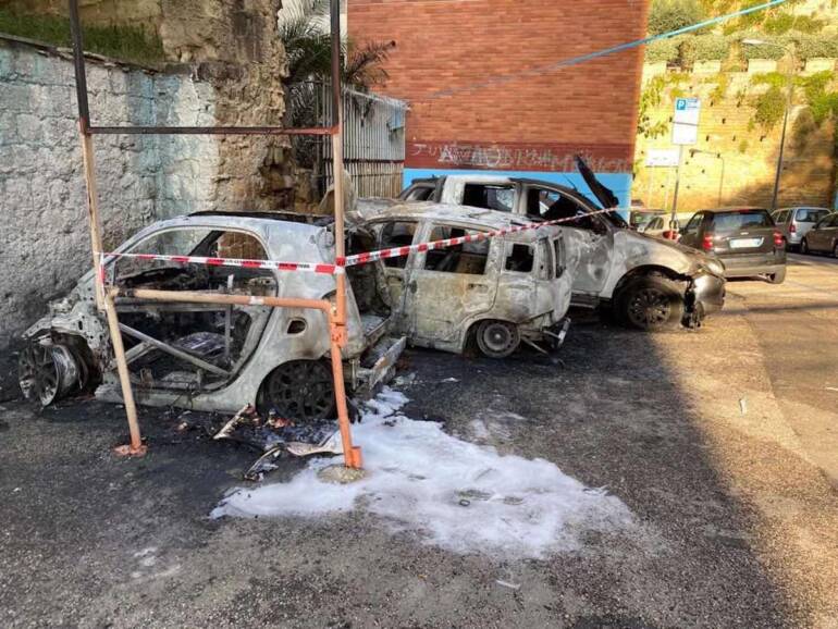 parcheggiatore abusivo incendia auto