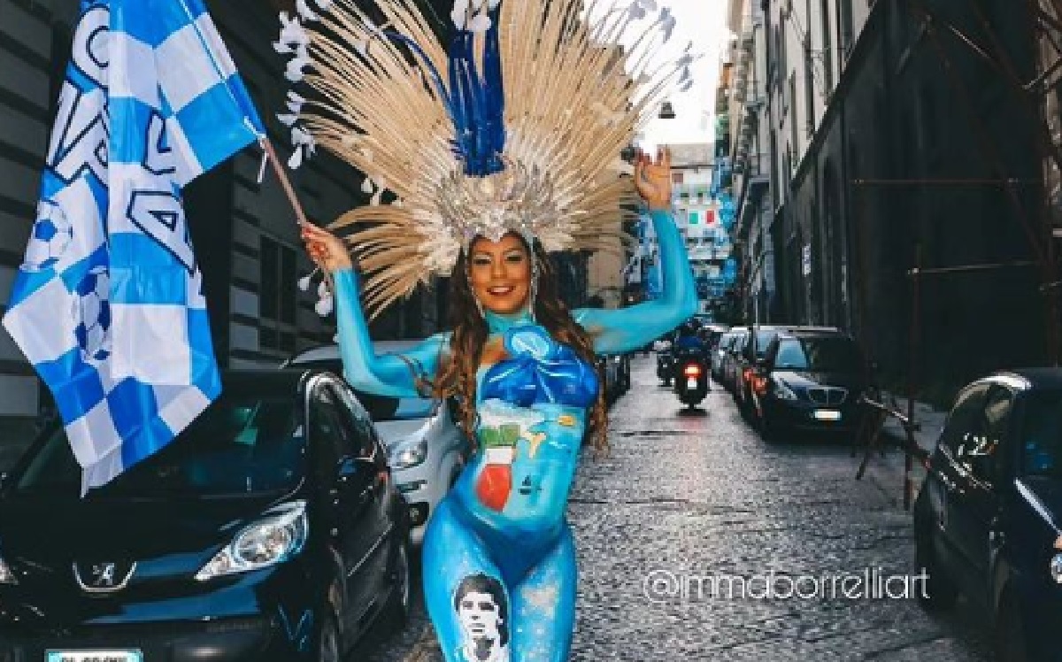 Napoli mania, la ballerina brasiliana sfila nuda in città con il corpo dipinto d’azzurro. VIDEO