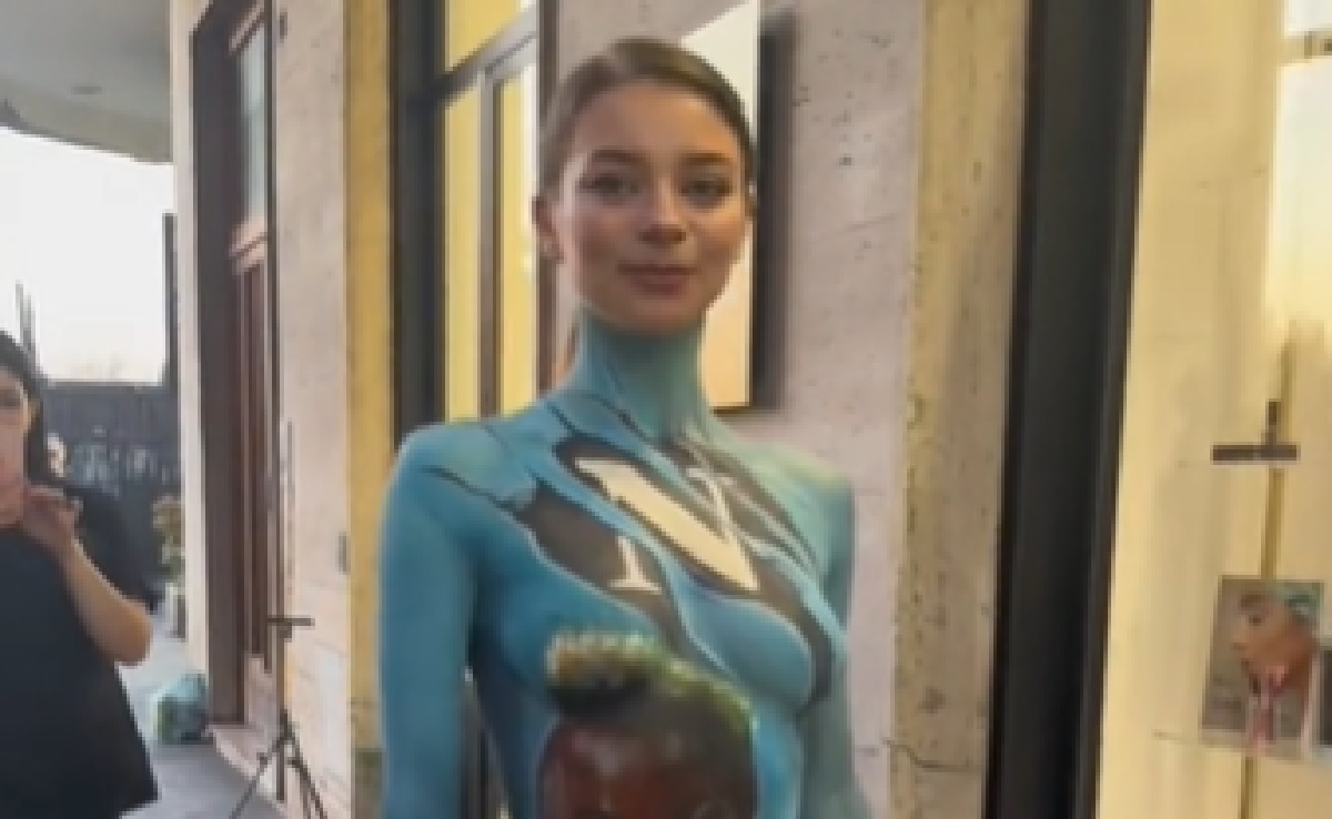 Ballerina sfila con il corpo dipinto d’azzurro per lo scudetto del Napoli. VIDEO
