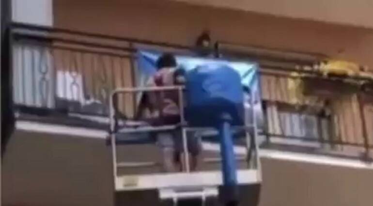 A Bergamo tifosi dell’Atalanta rimuovono con la gru bandiera del Napoli da balcone. VIDEO