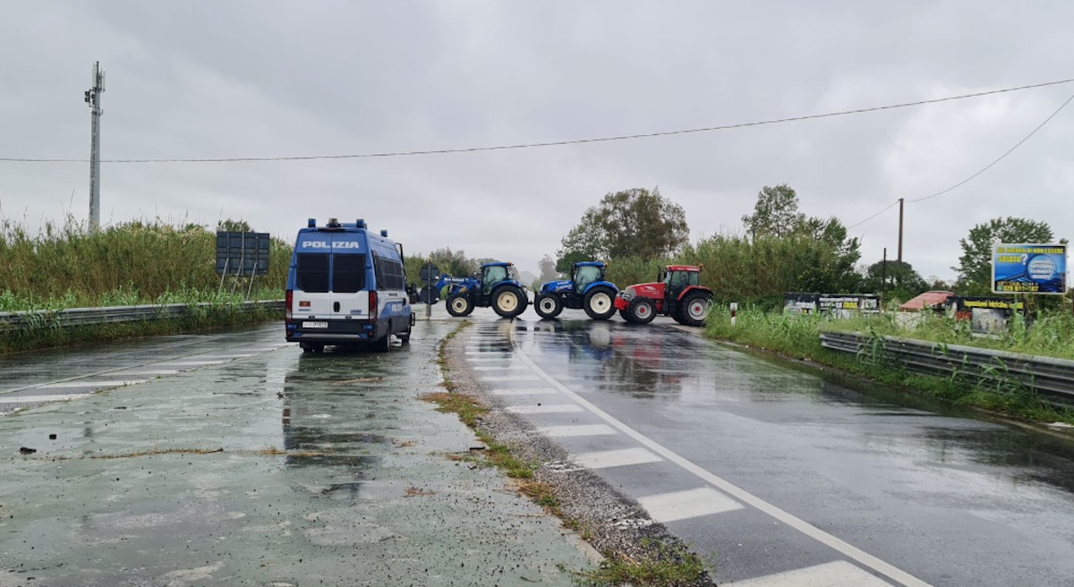 Gli allevatori bufalini casertani bloccano la Domiziana: disagi per la circolazione