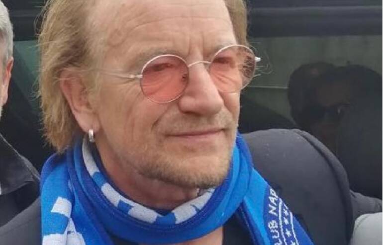 Bono Vox è a Napoli: foto con la sciarpa azzurra dei campioni d’Italia