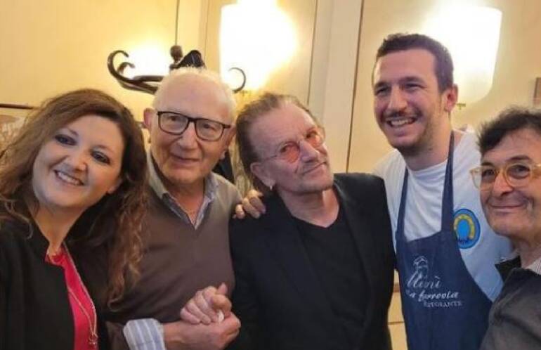 Bono Vox, la battuta al ristorante: “Intolleranze? Sono allergico alla Juventus…”