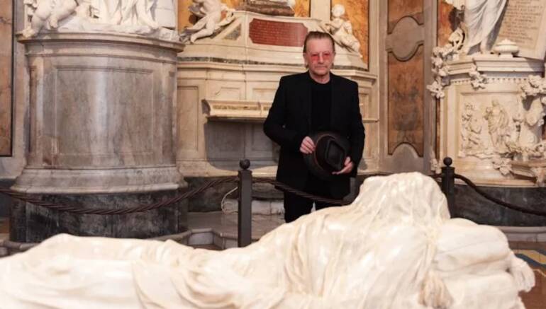 Bono Vox in estasi davanti al Cristo Velato a Cappella san Severo