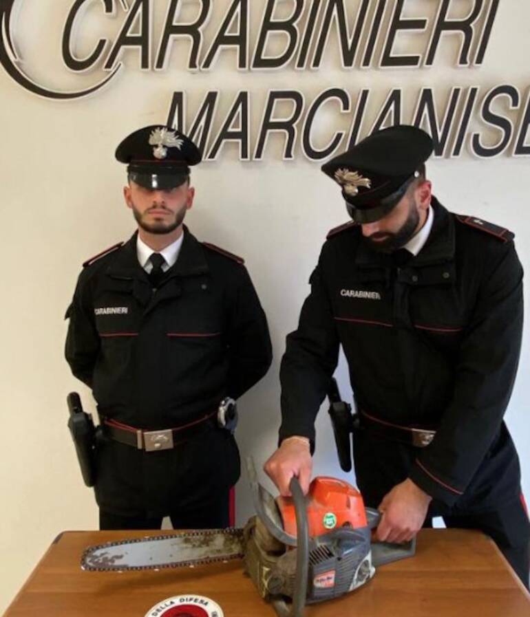 Marcianise, 76enne armato di motosega si barrica in casa per non essere arrestato