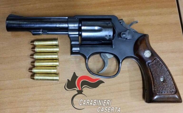 Carinaro, 73enne armato minaccia il compagno dell’ex: arrestato