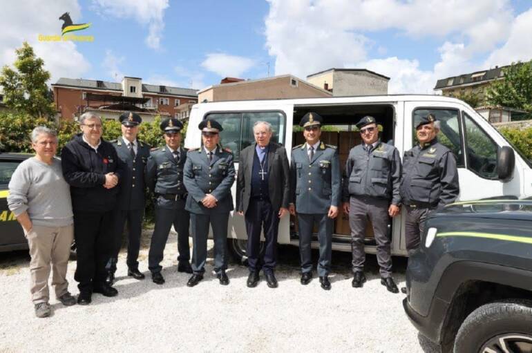 A Caserta la Finanza dona alla Caritas 900 paia di scarpe contraffatte