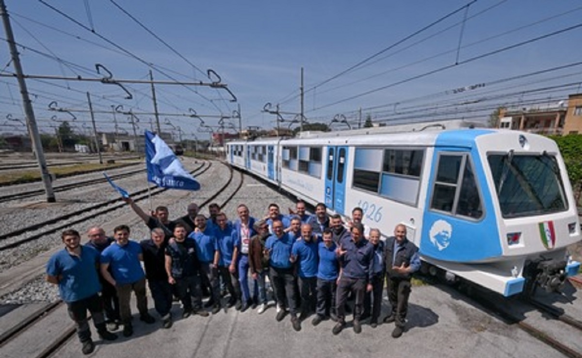 “Scusate il ritardo”: treno della Circumvesuviana celebra il Napoli campione