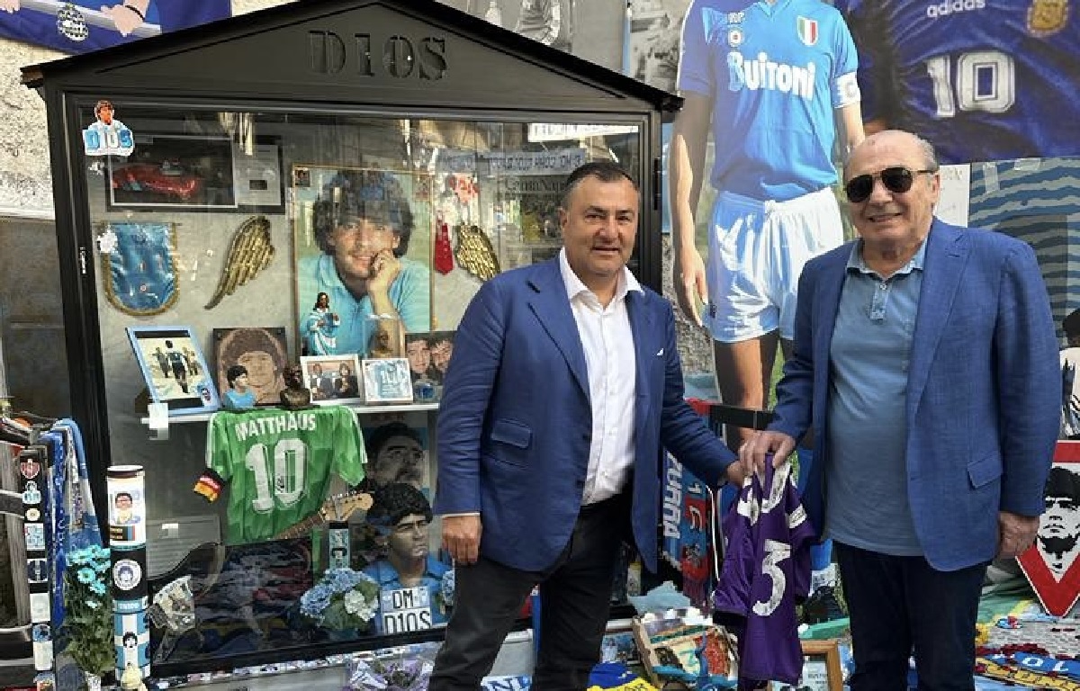 I dirigenti della Fiorentina omaggiano Maradona in centro a Napoli