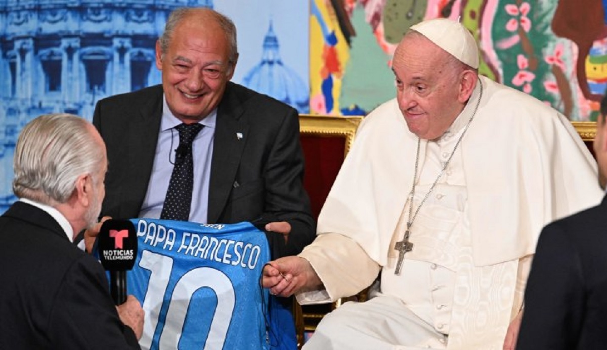 De Laurentiis al Vaticano: dona maglia del Napoli a Papa Francesco - Sport  Napoli News