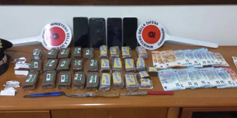 Bellona, usavano una casa diroccata per nascondere e spacciare droga: arrestati 3 giovanissimi